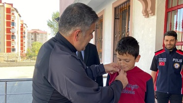 Erzurum'da Motosikletli Polis Timleri Faik Güngör Ortaokulu'nda öğrencilerle buluştu