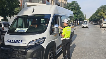 Salihli'de polis okul servislerini denetledi, sürücülere kurallar anlatıldı