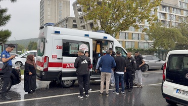 Sancaktepe'de refüje çıkan minibüs ağaca çarptı, bir yolcu yaralandı