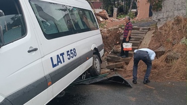 Sarıyer'de duvara çarpan okul servisinin şoförü yaralandı