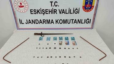 Eskişehir'de jandarma operasyonunda 46 antik sikke ve 1 kılıç ele geçirildi