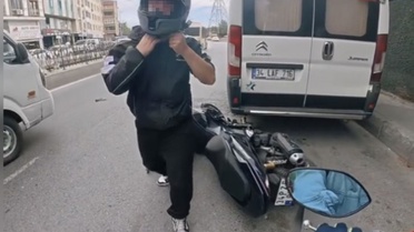 Sultangazi'de şerit değiştiren motosiklet park halindeki araçlara çarptı, kaza anı kamerada