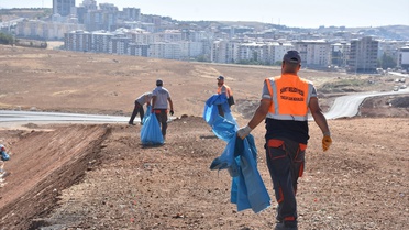 Siirt Belediyesi çevre yolunda biriken atıkları temizledi