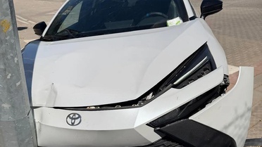Siirt'te kontrolden çıkan otomobil aydınlatma direğine çarptı, maddi hasar oluştu