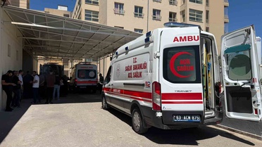Siverek'te traktör altında kalan 2 yaşındaki çocuğu kurtarmaya çalışan amcası da yaralandı