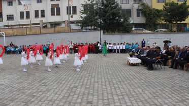 Tosya'da İlköğretim Haftası çelenk sunumu ve gösterilerle başladı