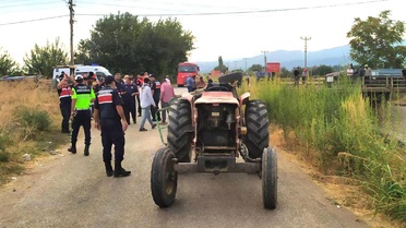 Manisa Turgutlu'da işçi taşıyan traktörün kasası devrildi, 4 kişi yaralandı