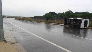 Tuzla'da yağışta kayganlaşan yolda yan yatan servis minibüsünün sürücüsü yaralandı