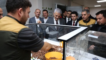 Vali Makas Çilimli'deki TMO ürün alım merkezinde çiftçilerle buluştu