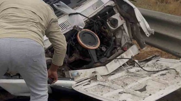 Bursa Gemlik'te yağışta kontrolden çıkan otomobil refüje çarptı, sürücü yaralandı