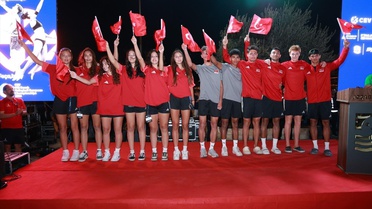 İzmir Foça'da 35 ülkeden 70 takımlı plaj voleybolu şampiyonası başladı