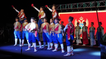 Ayvalık'ta 24. Sarımsaklı Trophy Festivali'nde 10 ekip ve 300 dansçı sahne aldı