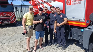 Alman itfaiyeci Manavgat'ta meslektaşlarına kaskını hediye etti
