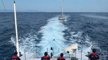 Antalya açıklarında sürüklenen teknedeki 2 kişi kurtarıldı