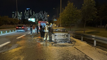 Bakırköy D-100 Karayolu'nda seyir halindeki otomobil alev alev yandı