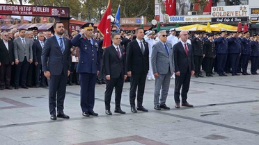Bandırma'nın kurtuluşunun 104. yılı Cumhuriyet Meydanı'nda törenle kutlandı