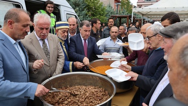 Bayburt'ta Ahilik Haftası etkinliğinde hırdavatçı Metin Özyurt 'Yılın Ahisi' seçildi
