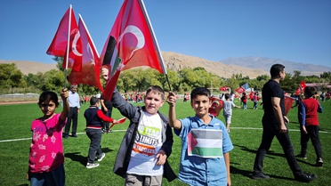 Adilcevaz'da Gazzeli çocuklar için uçurtmalar gökyüzüne bırakıldı