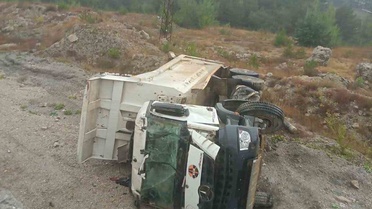 Bolu'da yağışta kayganlaşan yolda hafriyat kamyonu şarampole devrildi, sürücü yaralandı