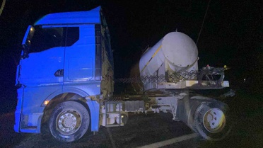 Bolu Mudurnu'da yağışta kayan tır karşı yönden gelen tırla çarpıştı, 2 sürücü yaralandı