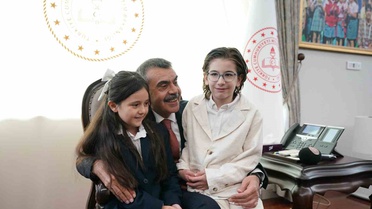 Cumhurbaşkanı Erdoğan ile şarkı söyleyen minik müzisyenlerden Bakan Tekin’e ziyaret