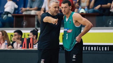 Yukatel Denizli Basket'in ilk Avrupa maçında Zafer Aktaş oyuncularını kutladı