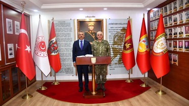 Üç ilin valisi 5'inci Kolordu Komutanı Tümgeneral Ala'ya iadeyi ziyarette bulundu