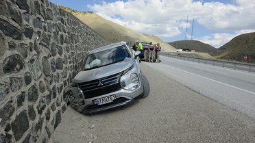 Erzincan'da SUV istinat duvarına çarptı, 3 kişi yaralandı