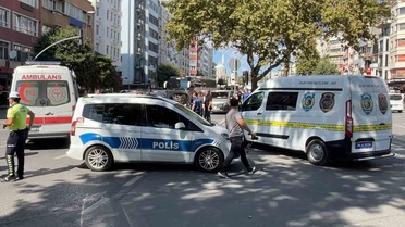Fatih'te kırmızı ışıkta geçen 20 yaşındaki gence iki araç çarptı, hayatını kaybetti