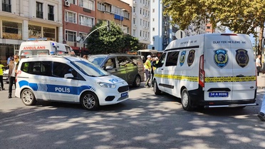 Fatih'te kırmızı ışıkta geçen yayaya 2 minibüs çarptı, hayatını kaybetti