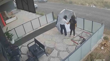 Aksaray'da fırtınada şemsiyeyle savrulan genç kuaför personeli kamerada