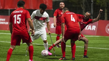 Gaziler Günü için Riva'da futbol maçı oynandı