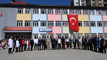 Hizan'da İlköğretim Haftası etkinliği öğrencilerin gösterileriyle kutlandı
