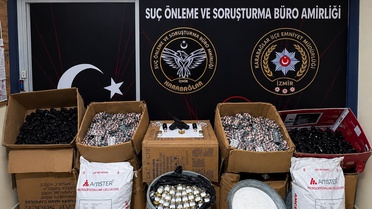İzmir Karabağlar'da depoya baskın, 253 bin 926 uyuşturucu hap ele geçirildi