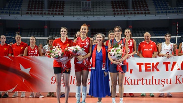 İzmir'in kurtuluş yıldönümünde voleybolcular 'Tek Ruh, Tek Takım' dedi