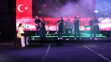 Karsu, AB'nin Hatay'daki ücretsiz dayanışma konserinde sahne aldı