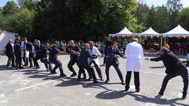 Keban'da İlköğretim Haftası törenle kutlandı, 4. sınıflar birincilere çiçek verdi