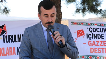 Kilis'te öğrenciler Türk ve Filistin bayraklı uçurtmaları gökyüzüne bıraktı