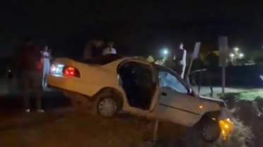 Şanlıurfa'da köpeğe çarpmamak için manevra yapan otomobil köprüde asılı kaldı