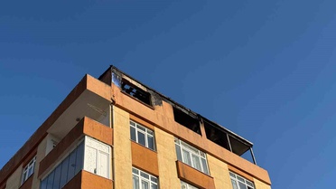 Küçükçekmece'de 6 katlı binanın çatı katındaki ev yangında kullanılamaz hale geldi
