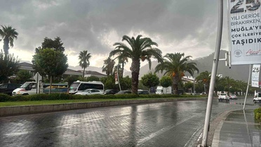Marmaris'te kuvvetli yağış başladı, gece 23.00'e kadar sürecek