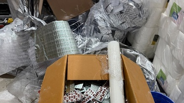 Mersin’de plastik ambalaj dükkanında uyuşturucu imalathanesi ortaya çıkarıldı: 100 bin sentetik ecza hap ele geçirildi