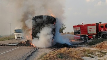 Osmaniye Kadirli'de anız yangını park halindeki saman balyası yüklü tıra sıçradı