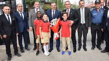 Salihli'de İlköğretim Haftası zeybek gösterisiyle kutlandı