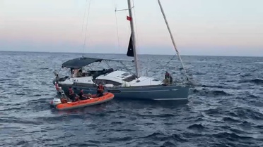 Demre açıklarında sürüklenen yelkenli tekne, Sahil Güvenlik tarafından marinaya çekildi