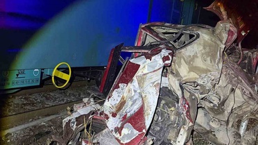 Bilecik Osmaneli'de rayda kalan otomobile tren çarptı, alkollü sürücü son anda kurtuldu