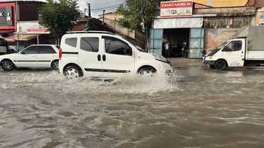 Uşak'ta sağanak ve dolu ulaşımı felç etti, araçlar yolda kaldı