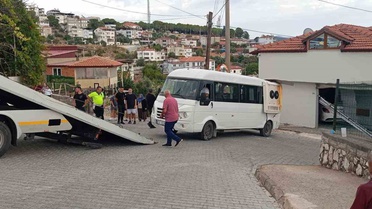 Muğla Yatağan'da el freni boşalan minibüs garaja çarptı, 4 öğrenci yaralandı
