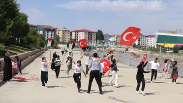 Ağrı'da öğrenciler Gazzeli çocuklar için Türk ve Filistin bayraklı uçurtma uçurdu