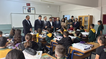 Alaçam'da 65 mahalledeki 16 okulda 1775 öğrenciye kırtasiye yardımı ulaştı